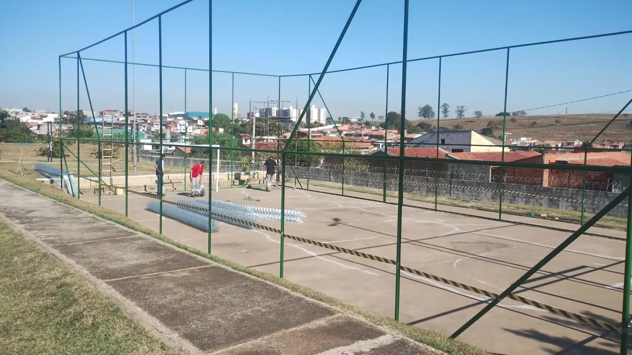 Quadra esportiva com alambrado